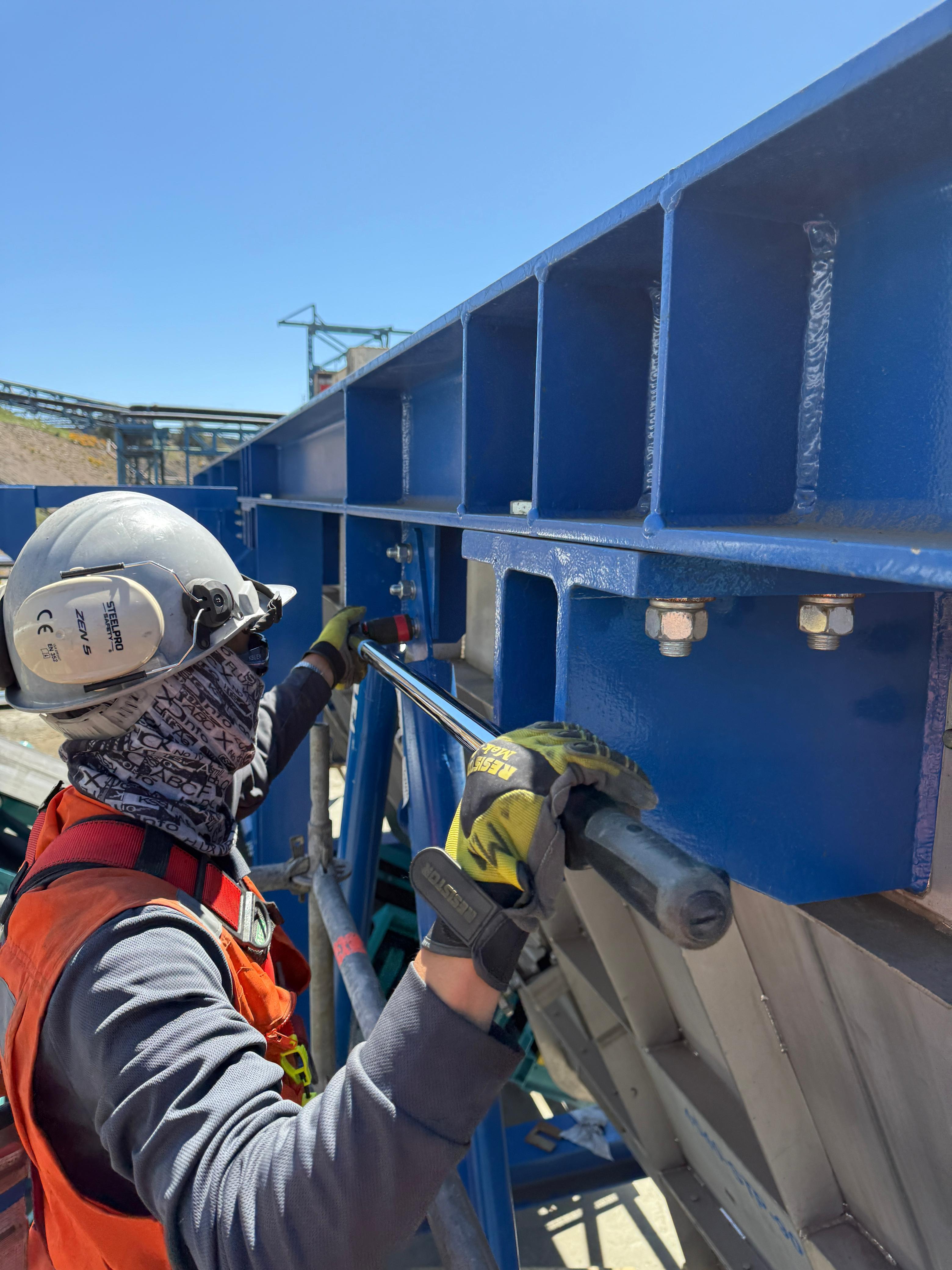 Técnico de R Ingeniería trabajando en la mantención de un molino